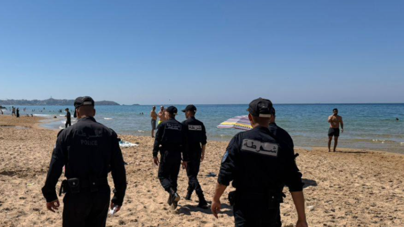 Oran Police Clear Beaches of Unauthorized Structures and Boats