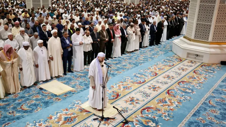 Algerians Mark Eid al-Adha with Morning Prayers Across the Republic