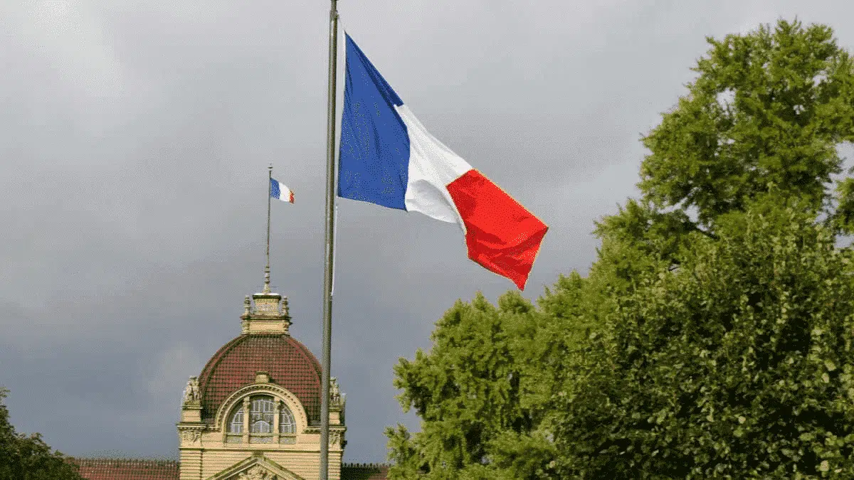 Algerian Students in France Face Residency Permit Crisis